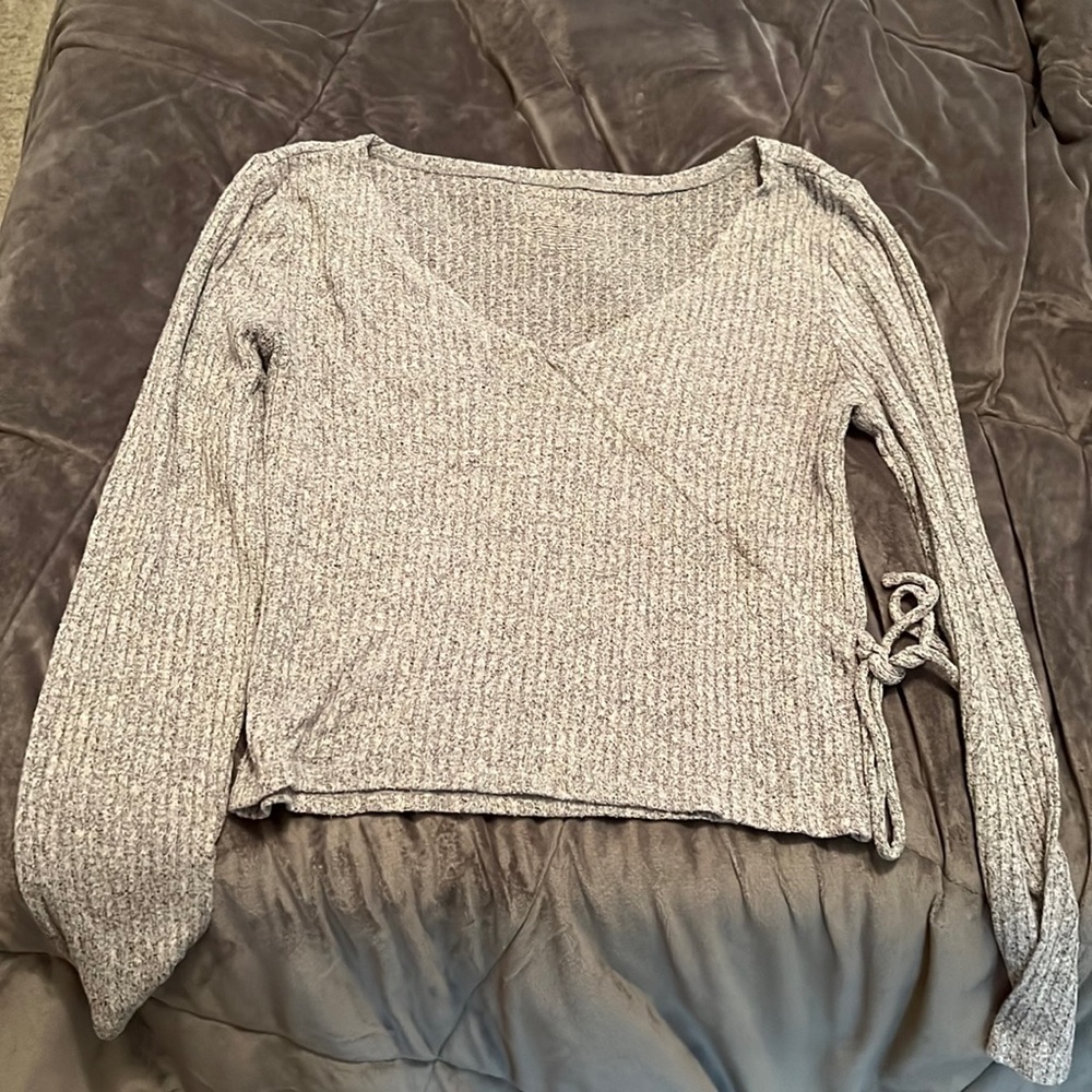 Heather gray cropped sweater with tie on the side!🤍